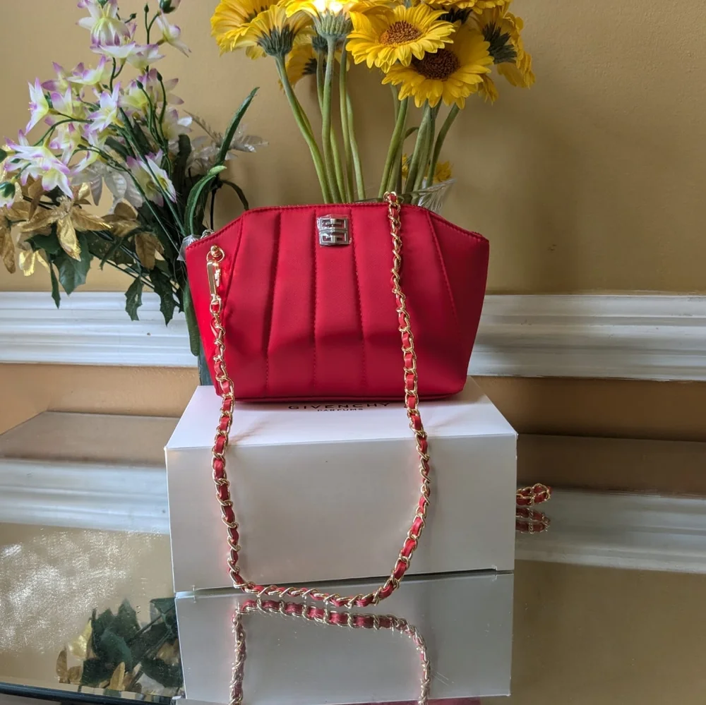 Givenchy - Picture 8 of 16